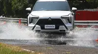 Mitsubishi XFORCE saat menerjang genangan air. (Foto: Istimewa)