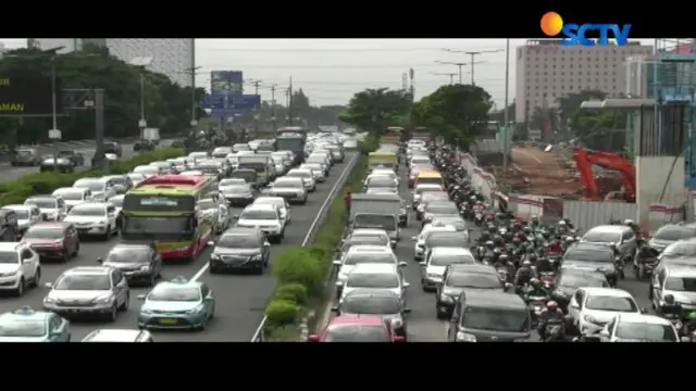 Kemacetan terjadi karena adanya pertemuan arus kendaraan di jalur inspeksi dan tol Becakayu.