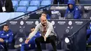 Pelatih Manchester City, Pep Guardiola menginstrukan pemainnya saat bertanding melawan Chelsea pada pertandingan lanjutan Liga Inggris di Stadion Etihad di Manchester, Sabtu (8/5/2021). Chelsea menang atas Man City 2-1. (Laurence Griffiths/Pool via AP)