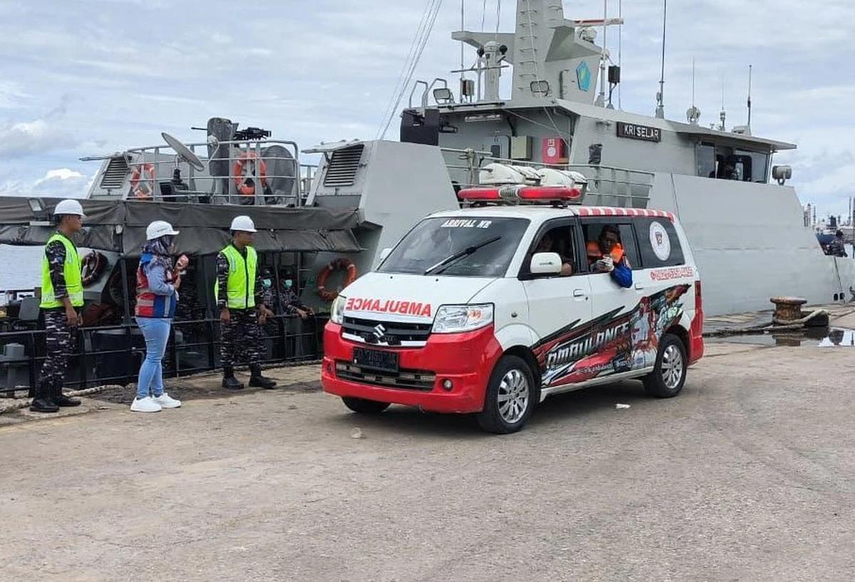 FOTO: KRI Selar-879 Evakuasi Jenazah di Teluk Balikpapan Saat Patroli Rutin
