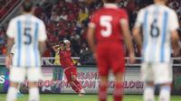 Pemain Timnas Indonesia,&nbsp;Pratama Arhan (tengah), melakukan lemparan bola kedalam&nbsp;saat pertandingan FIFA Matchday 2023 melawan Timnas Argentina di Stadion Utama Gelora Bung Karno, Jakarta, Senin (19/6/2023). (Bola.com/Bagaskara Lazuardi)