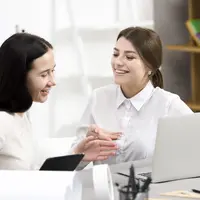 Dua orang perempuan sedang berdiskusi di tempat kerja (Foto Dok: Freepik/freepik).