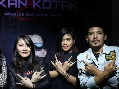 Vokalis Kotak, Tantri berfoto bersama Kikan X Kotak saat peluncuran single kolaborasi Kikan X Kotak di kawasan SCBD, Jakarta, Senin (14/3/2016). Single perdana tersebut bertajuk Long Live Rock N Roll. (Liputan6.com/Herman Zakharia)