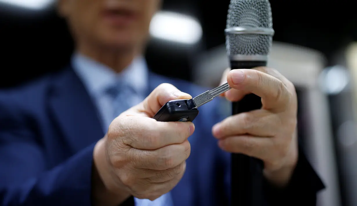 Moon Seoung-ok mendemonstrasikan kamera pengintai berbentuk kunci mobil di Seoul, 30 September 2016. Korea Selatan memanfaatkan kemajuan teknologi untuk memperkecil tingkat korupsi di negaranya. (REUTERS/ Kim Hong-Ji)