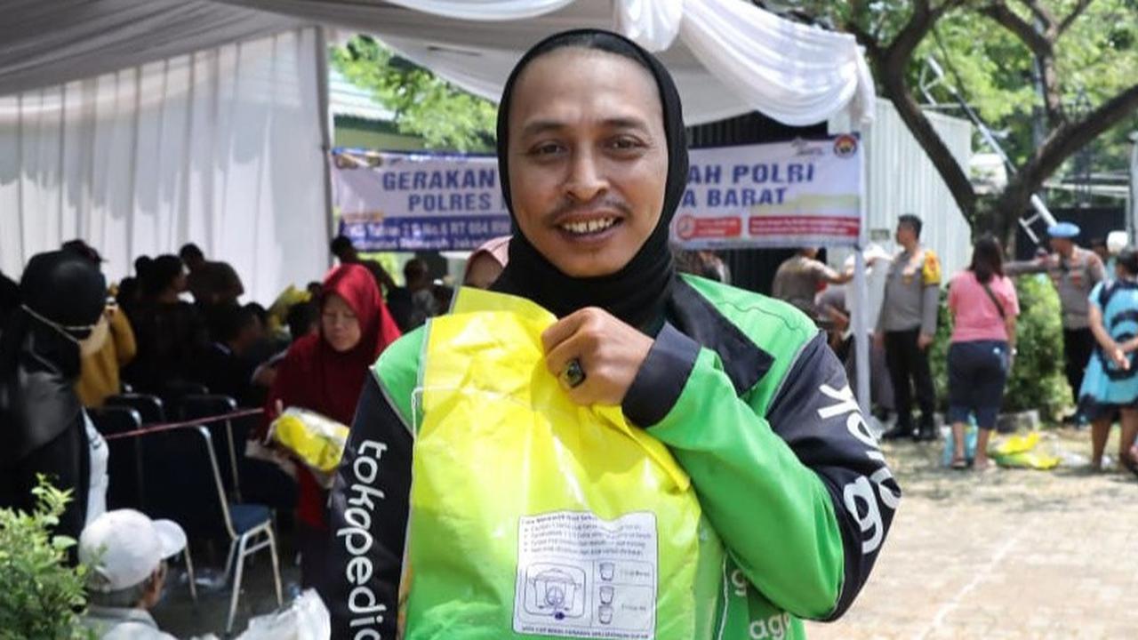 FOTO: Polri Gelar Pasar Murah, 20 Ton Beras Ludes Diserbu Warga