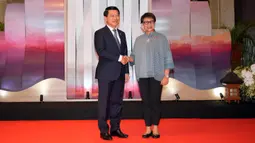 Menteri Luar Negeri Laos Saleumxay Kommasith (kiri) disambut oleh Menteri Luar Negeri Indonesia Retno Marsudi setibanya untuk Association of Southeast Asian Nations (ASEAN) Foreign Ministers Meeting atau Pertemuan Menteri Luar Negeri Perhimpunan Bangsa-Bangsa Asia Tenggara di Jakarta, Indonesia, Selasa, 11 Juli 2023. (AP Photo/Achmad Ibrahim, Pool)