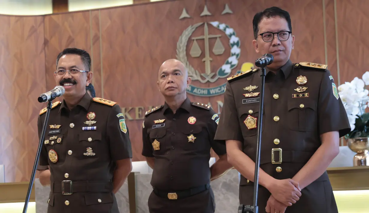 Wakil Jaksa Agung Asep Nana Mulyana didampingi Jaksa Agung Muda Tindak Pidana Khusus (Jampidsus) Kuntadi berbicara kepada pers usai pelantikan di Gedung Kejaksaan Agung, Jumat (24/7/2026). (KLY/ Budy Santoso).