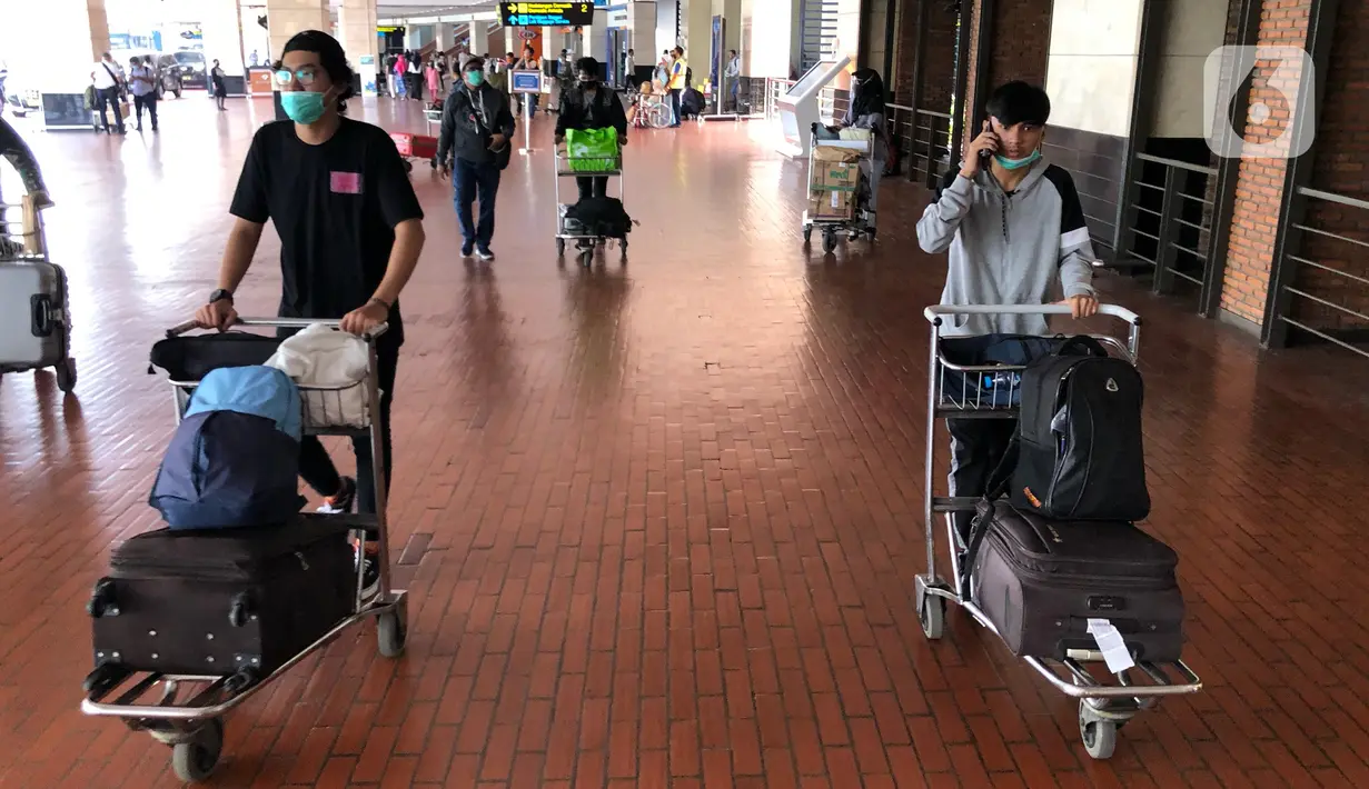 Penumpang beraktivitas di area Bandara Soekarno-Hatta, Tangerang, Jumat (24/7/2020). Senior Manager Branch Communication and Legal Bandara Soetta Febri Toga Simatupang mengatakan di bulan Juli, jumlah pergerakan penumpang rata-rata per hari mencapai 30.000 orang. (Liputan6.com/Immanuel Antonius)