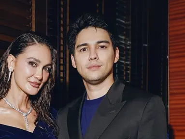 Hadiri gala premiere Sumala, Luna Maya cantik pakai kebaya beludru warna biru tua yang dimodifikasi dengan kain batik Pekalongan 1950-an. Rambut dengan gaya basah yang dibiarkan digerai dan makeup dengan look cokelat membuat Luna Maya makin memesona. Sementara Maxime gagah dengan memadukan inner warna biru tua selaras dengan Luna dan kemudian dipadukan dengan jas hitam. (Liputan6.com/IG/@lunamaya)