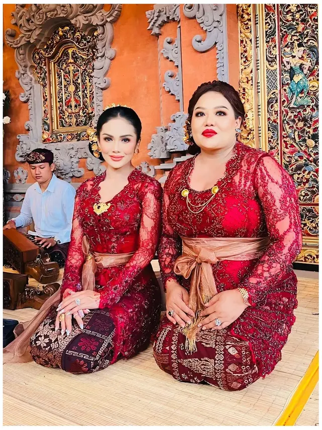 7 Pesona Krisdayanti Kenakan Kebaya Bali Brokat Merah di Nikahan Kakak Sarah Menzel