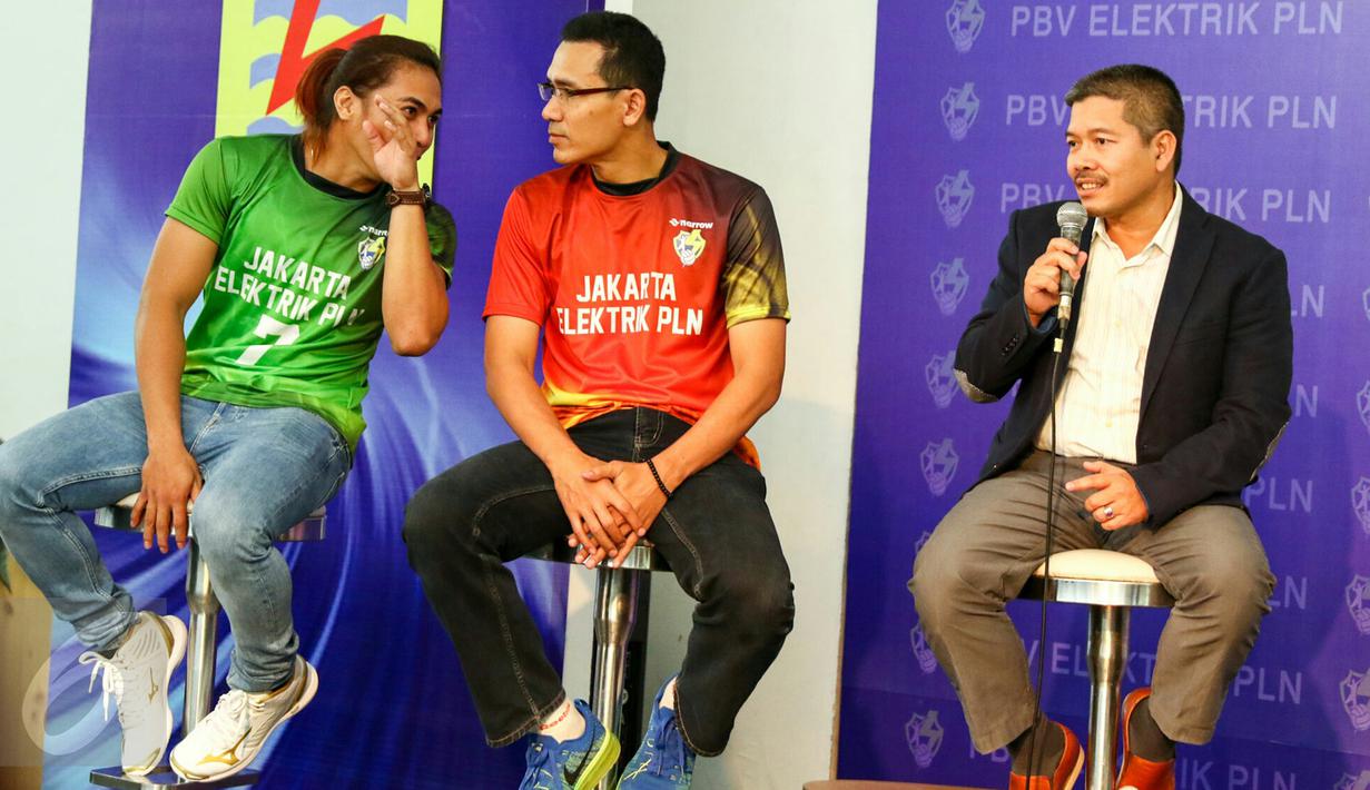 Tim voli PBV Elektrik PLN saat menjawab pertanyaan wartawan saat peluncuran seragam baru di FX Senayan, Jakarta, (3/2). PBV Elektrik PLN umumkan keikutsertaannya dalam kompetisi liga profesional Pertamina Proliga 2016. (Liputan6.com/Yoppy Renato)