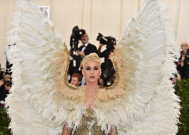 Katy Perry tampil bak malaikat dengan sayap super besarnya. &copy; AFP