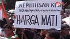 Dua kelompok massa dari kubu pro dan kontra hasil Pilkada Kota Cilegon bersitegang di depan Gedung MK, Jakarta. Massa kontra ingin pilkada diulang.