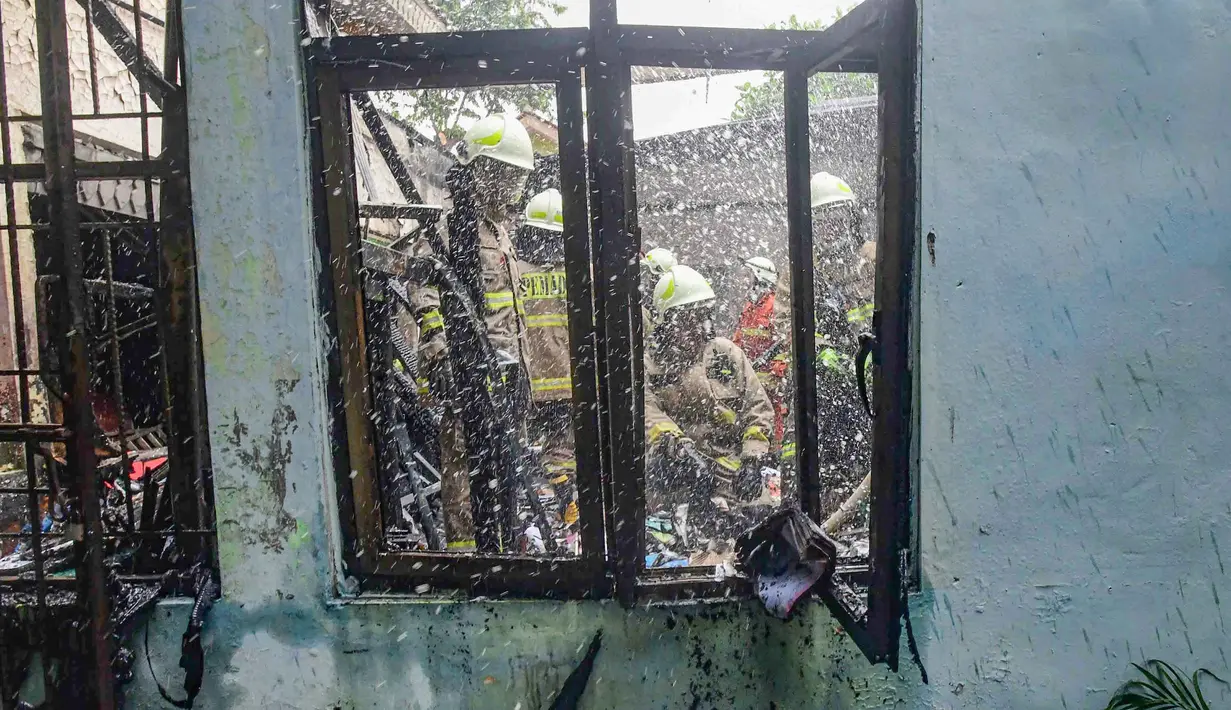 Petugas pemadam kebakaran melakukan pendinginan ruang gudang yang terbakar di SDN Srengseng sawah 04, Jakarta Selatan, kamis, 06 Agustus 2026. (KLY/ Arie Basuki)
