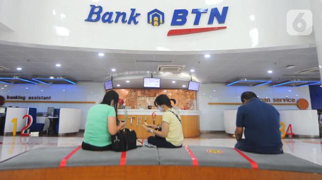 Nasabah menunggu antrean di salah satu kantor cabang Bank BTN di Jakarta, Kamis (7/10/2021). Selain perubahan jam layanan di jaringan kantor, Bank BTN juga menawarkan kemudahan transaksi seperti mobile banking, internet banking, portal btnproperti.co.id, hingga rumahmurahbtn.co.id. (Liputan6.com)
