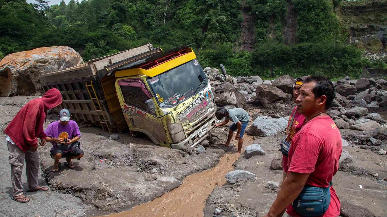 FOTO: Penampakan Truk Tertimbun Lahar Dingin Gunung Merapi, Menewaskan Tiga Orang