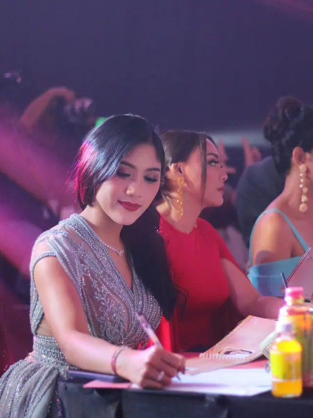 Adu Gaya Glamor Selvi Ananda dan Erina Gudono dalam Balutan Gaun Semi Transparan