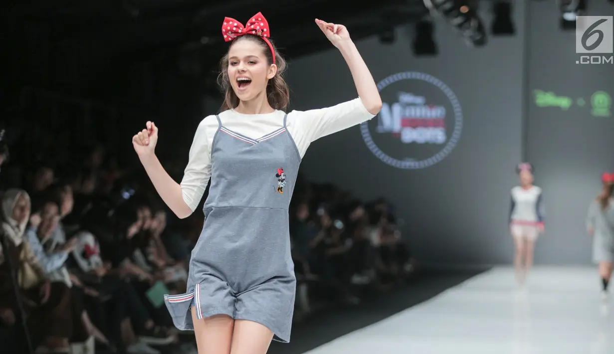 Model mengenakan baju koleksi Matahari Department Store pada Jakarta Fashion Week 2018 di Senayan City, Selasa (24/10). Mengangkat tema Rocks & Fun, koleksi tersebut menandai lima tahun keikutsertaan Matahari dalam ajang JFW. (Liputan6.com/Faizal Fanani)