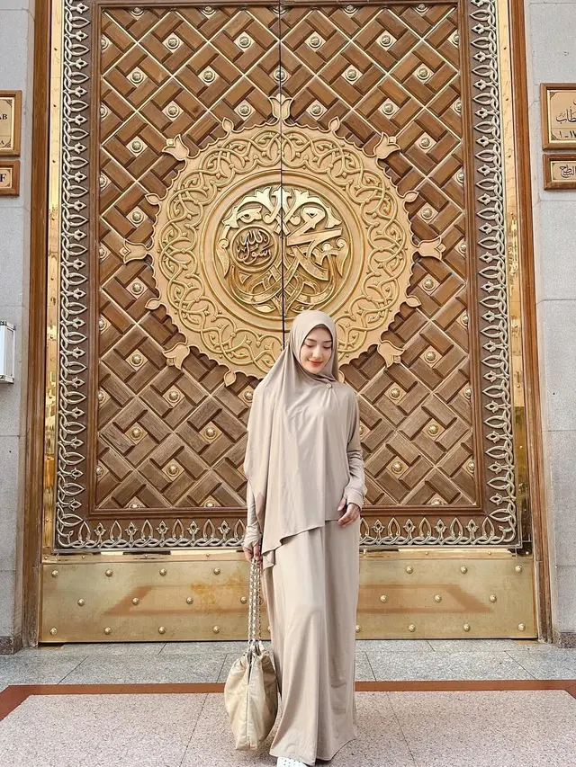 Gaya Annisa Aziza Pakai Hijab dan Baju Syar'i saat Umroh, Tampil Anggun dan Memukau