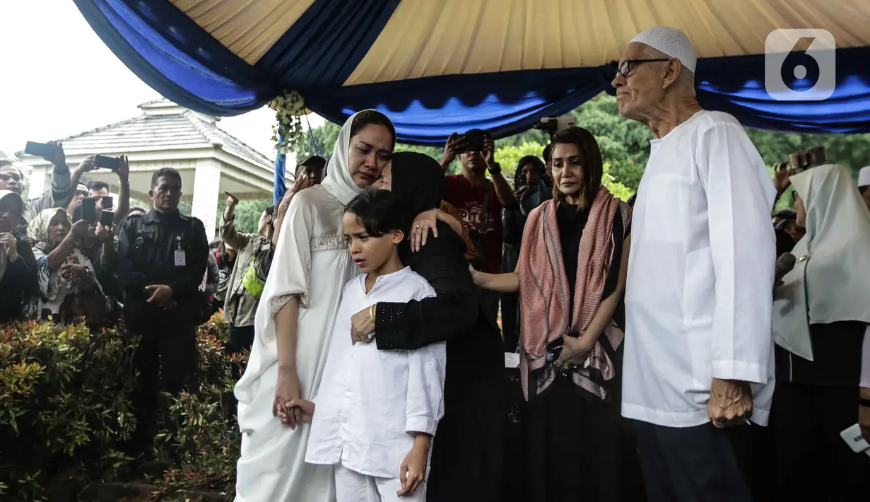 Suasana pemakaman suami Bunga Citra Lestari atau BCL, Ashraf Sinclair di San Diego Hills, Karawang, Jawa Barat, Selasa (18/2/2020). Keluarga dan kerabat mengiringi pemakaman jenazah Ashraf Sinclair. (Liputan6.com/Faizal Fanani)