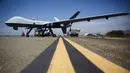 General Atomics MQ - 9 Reaper terparkir di landasan pacu sebelum uji coba demonstrasi 'Black Dart' di Naval Base Ventura County Sea Range, California, Jumat (31/7/2015). (REUTERS/Patrick T. Fallon)