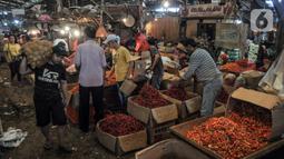Aktivitas pedagang di Pasar Induk Kramat Jati, Jakarta Timur, Rabu (14/12/2022). Telur ayam ras terpantau naik menjadi Rp 31.250 per kg, bawang merah menjadi Rp 38.200 per kg, cabai rawit merah menjadi Rp 54.600 per kg, cabai rawit hijau menjadi Rp 46.500 per kg, dan minyak goreng curah Rp 15.000 per kg. (merdeka.com/Iqbal S. Nugroho)