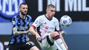 Gelandang Cagliari, Razvan Marin (kanan) mengontrol bola dibayangi gelandang Inter Milan, Marcelo Brozovic dalam laga lanjutan Liga Italia 2020/2021 pekan ke-30 di San Siro Stadium, Milan, Minggu (11/4/2021). Cagliari kalah 0-1 dari Inter Milan. (AFP/Alberto Pizzoli)