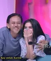 Epy Kusnandar dan Karina Ranau telah 15 tahun membina rumah tangga. Sempat diterpa isu tak sedap, keduanya tampak harmonis menjalani bahtera rumah tangga hingga sekarang. Dari pernikahannya, pasangan ini telah dikaruniai seorang anak. [Youtube/TRANS TV Official]