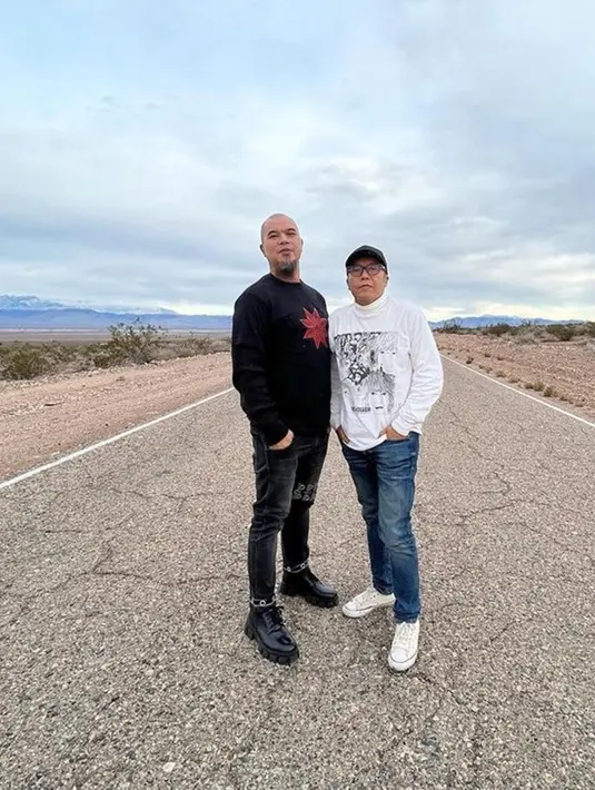 Hingga kini, persahabatan keduanya sudah terjalin lebih dari 27 tahun. Potret akrab keduanya saat berfoto bersama ini menjadi bukti jika keduanya menjalin persahabatan yang kompak.(Liputan6.com/IG/@ahmaddhaniofficial)