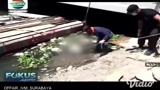 VIDEO: Jenazah Pria Mengapung di Bawah Proyek Jembatan Wonokromo