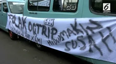 Sejumlah sopir angkot menolak program Ok Oce trip di Tanah Abang, Jakarta.