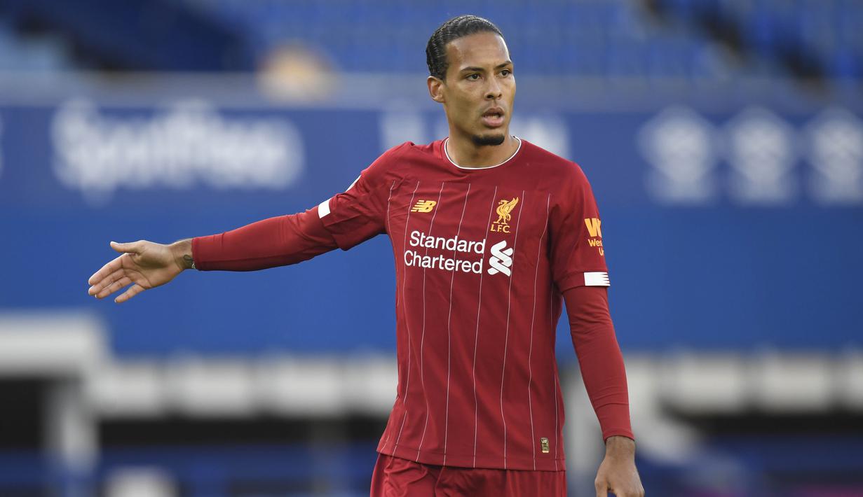 Bek Liverpool, Virgil van Dijk, tampak kecewa usai gagal mengalahkan Everton pada laga Premier League di Stadion Goodison Park, Minggu (21/6/2020). Laga Derbi Merseyside edisi ke-236 itu berakhir 0-0. (AFP/Jon Super)