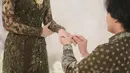 Mahalini cantik dibalut kebaya panjang bertabur payet. Kebaya Mahalini ini dilengkap dengan bros di bagian tengah dada, yang serasi dengan aksesori rambut dan anting emasnya. Penampilannya ini semakin sempurna dengan kain batik bermotif cantik yang senada, sebagai bawahan. Foto: Instagram.