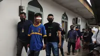 RB alias Ape(28) saat digiring ke Mapolres Gorontalo Foto: kontrasID (Arfandi Ibrahim/Liputan6.com)