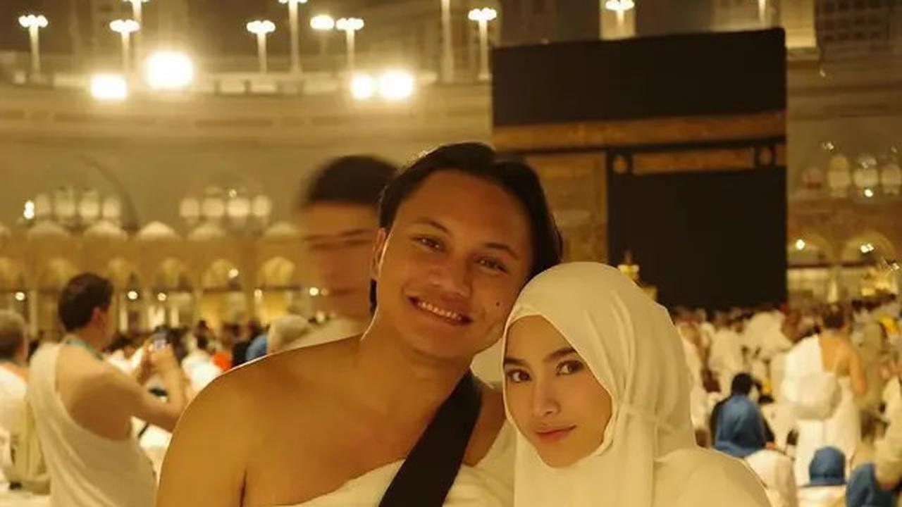 8 Potret Pesona Mahalini Kenakan Hijab saat Umrah, Kehamilan Tak Menjadi Penghalang untuk Beribadah