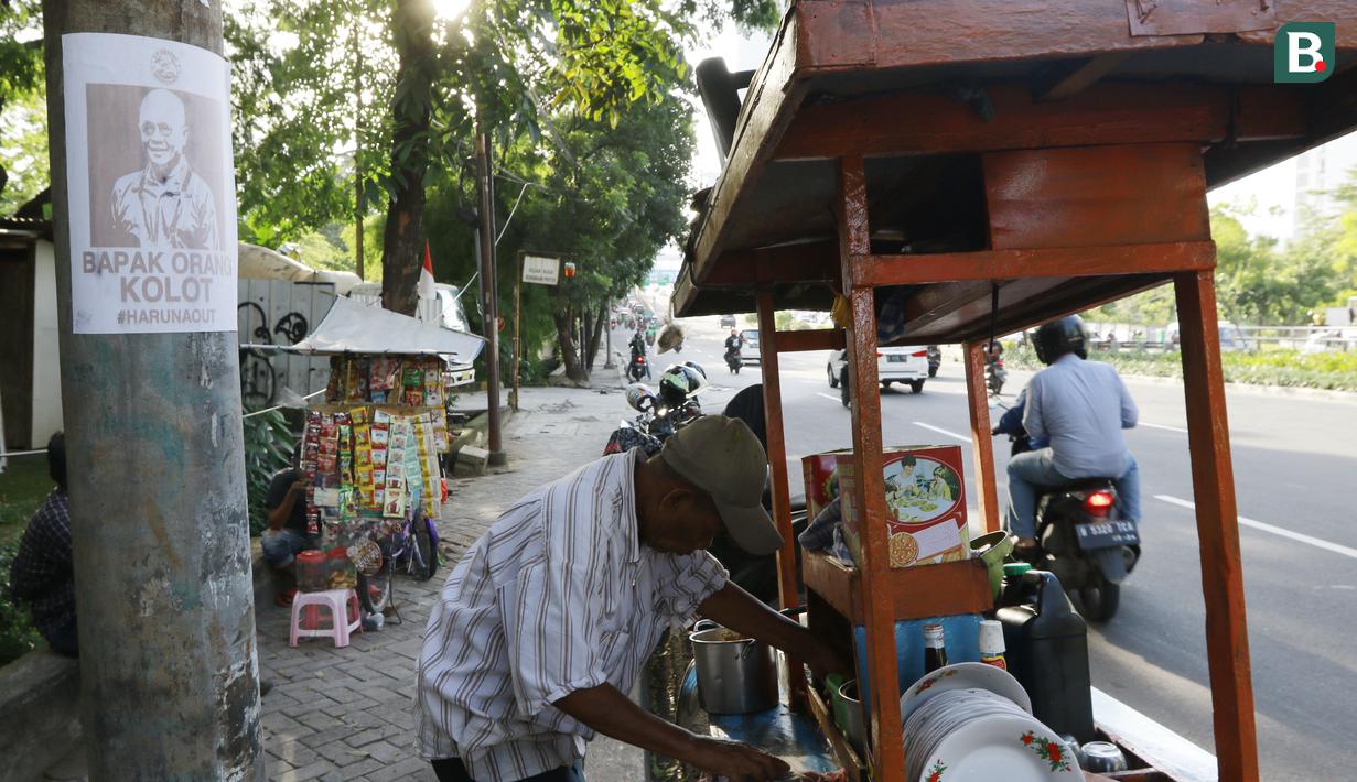 Di kawasan Kasablanka Jakarta terpampang poster gambar anggota Exco Haruna Soemitro dnegan tagar Haruna Out. (Bola.com/M Iqbal Ichsan)