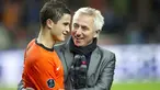 Winger Belanda Ibrahim Afellay (kiri) mendapat selamat dari pelatihnya Bert van Marwijk seusai laga lanjutan kualifikasi Euro 2012 lawan Swedia di Amsterdam, 12 Oktober 2010. Belanda unggul 4-1. AFP PHOTO / ANP / ROBERT VOS