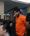 Bintang sinetron Ammar Zoni kembali tertangkap narkoba. Suami Irish Bella itu baru saja ditangkap Satuan Narkoba Polres Metro Jakarta Selatan, Rabu (8/3/2023) malam di kediamannya. Ammar menangis meminta maaf pada istri dan keluarganya. Ammar terancam hukuman empat hingga 12 tahun penjara. [KapanLagi.com/Bayu Herdianto]