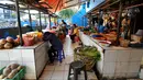 Aktivitas jual-beli yang terjadi di Pasar Minggu, Jakarta, Rabu (22/7/2015). Hari ke-5 pasca Lebaran, aktivitas perdagangan di pasar tradisional belum kembali normal. (Liputan6.com/Yoppy Renato)