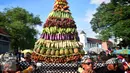 Sebuah gunungan berisi sayur dan buah dibawa saat Karnaval Lintas Budaya, Semarang, Minggu (27/3). Acara ini mempunyai makna kerukunan umat beragama di ibukota Provinsi Jawa Tengah. (Foto: Gholib)