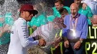 Pebalap Mercedes, Lewis Hamilton, berselebrasi setelah menjuarai balapan F1 GP Kanada, Minggu (11/6/2017). (EPA/Andre Pichette)