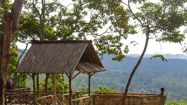Nikmati Hamparan Perbukitan Hijau dan Spot Foto Menawan di Bukit Katumbiri