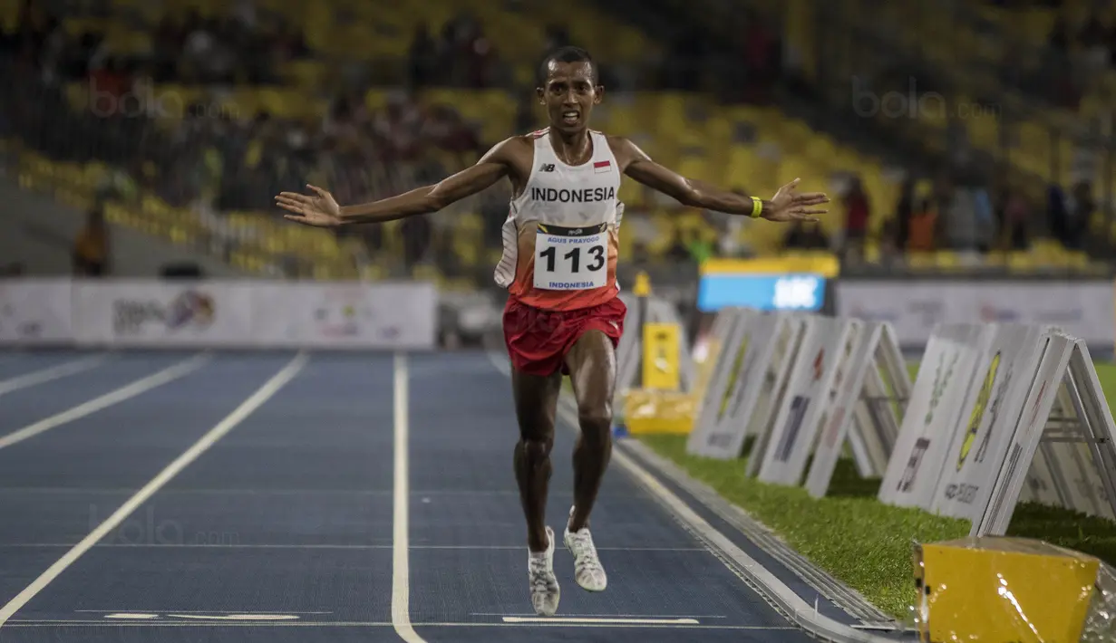 Pelari Indonesia, Agus Prayogo, meraih medali emas SEA Games cabang atletik nomor 10.000 meter di Stadion Bukit Jalil, Kuala Lumpur, Jumat (25/8/2017). Agus menorehkan waktu 30 menit 22,26 detik. (Bola.com/Vitalis Yogi Trisna)