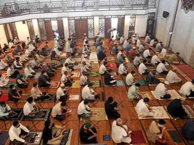 Warga melaksanakan salat Jumat berjemaah di Masjid Raya Cinere, Depok, Jumat (5/6/2020). Umat muslim di sejumlah wilayah Jabodetabek menunaikan salat Jumat perdana dengan menerapkan protokol pencegahan COVID-19 setelah dua bulan kegiatan ibadah di masjid ditiadakan. (merdeka.com/Arie Basuki)