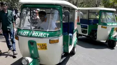 Sejumlah Bajaj 'Eleric-Auto' saat terparkir di Bangalore, India, Sabtu (5/3). Bajaj yang menggunakan tenaga listrik ini dikembangkan RJMS Electric Vehicles Private Ltd. (MANJUNATH KIRAN / AFP)