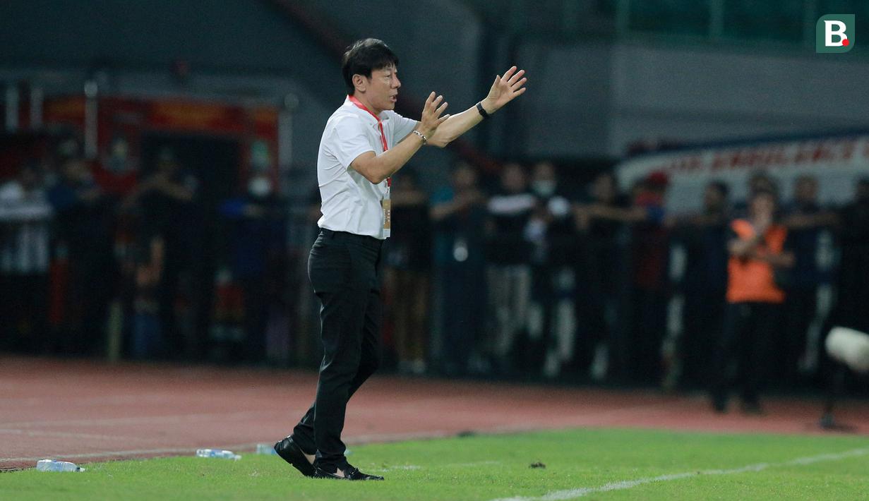 Pelatih Timnas Indonesia U-19, Shin Tae-yong dalam laga penyisihan Grup A Piala AFF U-19 2022 antara Indonesia menghadapi Brunei Darussalam di Stadion Patriot Candrabhaga, Bekasi, Senin (4/7/2022). (Bola.com/M. Iqbal Ichsan)