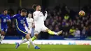 Pemain Chelsea Jorginho (kiri) berebut bola dengan pemain Leeds United Tyler Roberts pada pertandingan sepak bola Liga Inggris di Stadion Stamford Bridge, London, Inggris, 11 Desember 2021. Chelsea menang 3-2. (AP Photo/Matt Dunham)