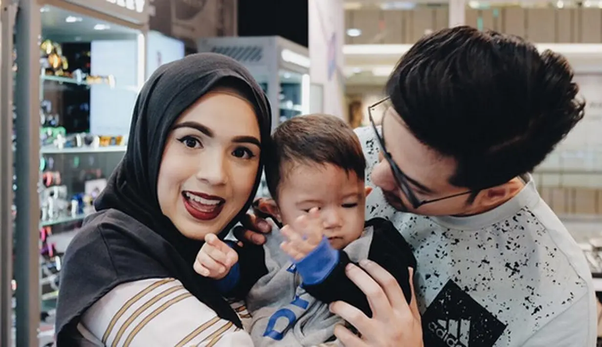 Sejak pagi, Nycta Gina menyiapkan segala sesuatu untuk persiapan sahur bersama dengan sang suami. Meski mengaku hingga kini belum bisa masak, ia tetap bangun untuk menyiapkan keperluan untuk sahur. (Instagram/missnyctagina)