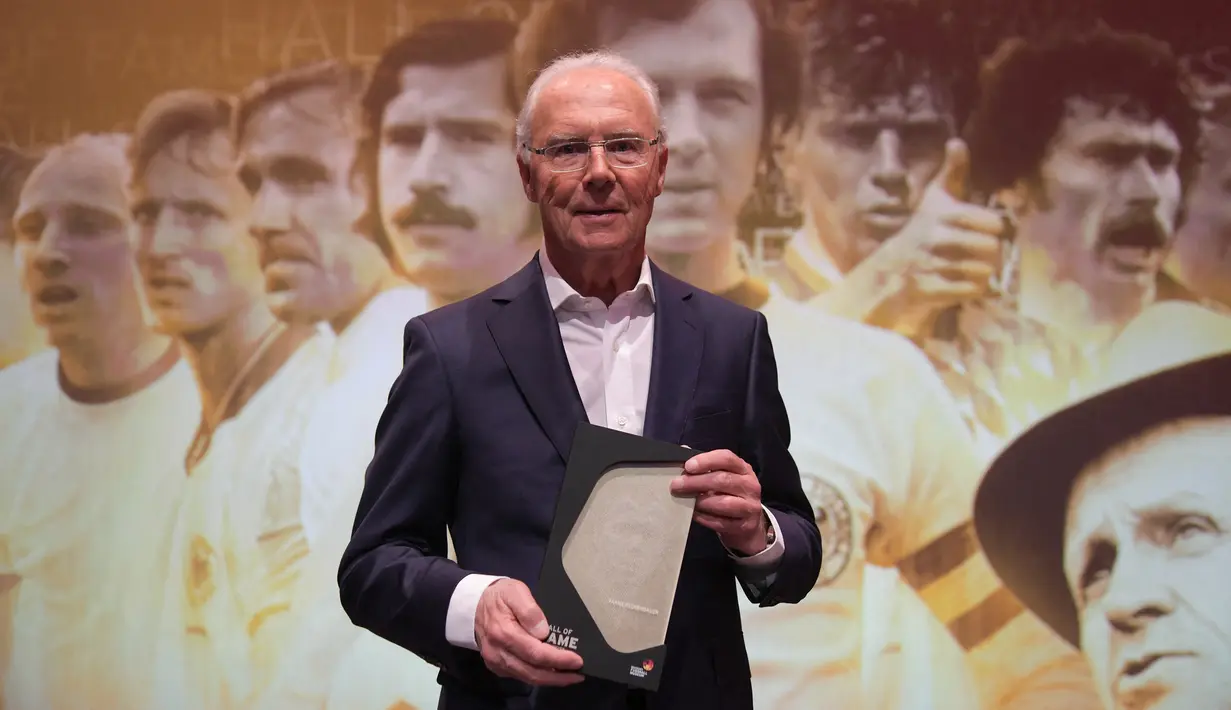 Franz Beckenbauer. Eks sweeper Timnas Jerman Barat dan Bayern Munchen berusia 85 tahun ini menjadi pesepak bola Eropa ketiga yang mampu mengoleksi ketiga gelar prestisius tersebut. Trofi Piala Dunia diraihnya bersama Tim Panzer pada edisi 1974, Ballon d'Or diraihnya pada edisi 1972 dan 1976 serta trofi Liga Champions yang dahulu masih bernama Piala Eropa diraihnya tiga musim berturut-turut bersama Bayern Munchen pada musim 1973/1974, 1974/1975 dan 1975/1976. (AFP/Pool/Ina Fassbender)