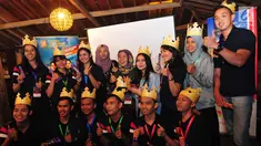 Sejumlah peserta dan para mentor finalis Citizen Journalist Academy berfoto bersama saat malam keakraban di Jambore Citizen Journalist Academy Energi Muda Pertamina di Cikole, Bandung (15/11). (Liputan6.com/Helmi Afandi)